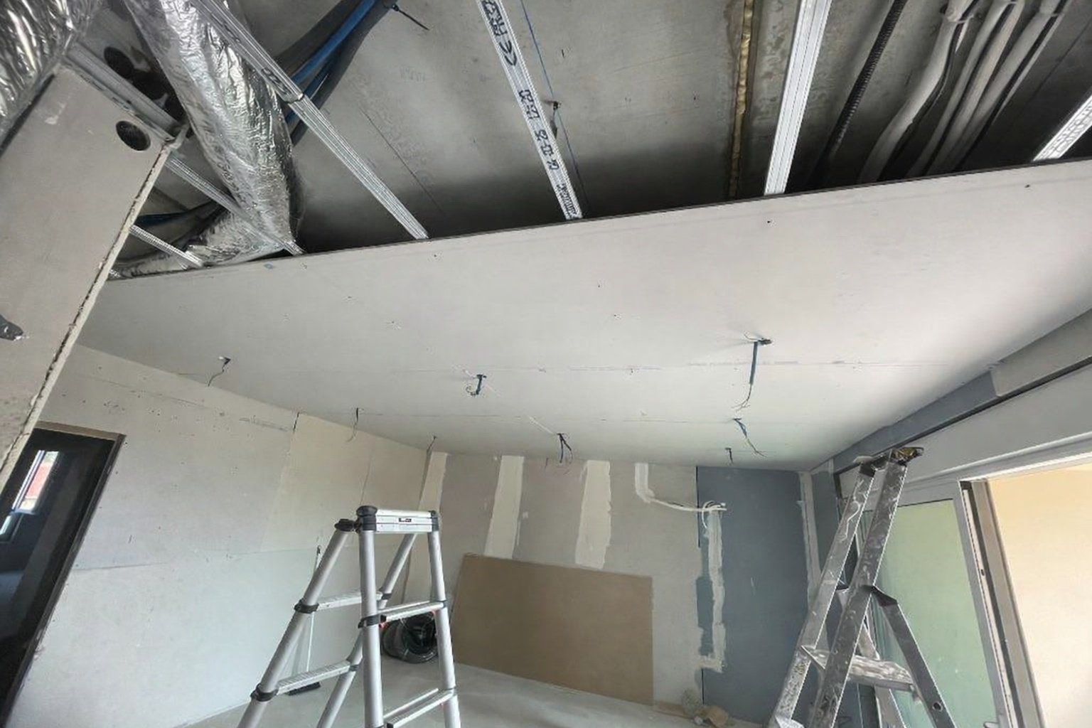 Installation neuve : passage des réseaux et préparation éclairage