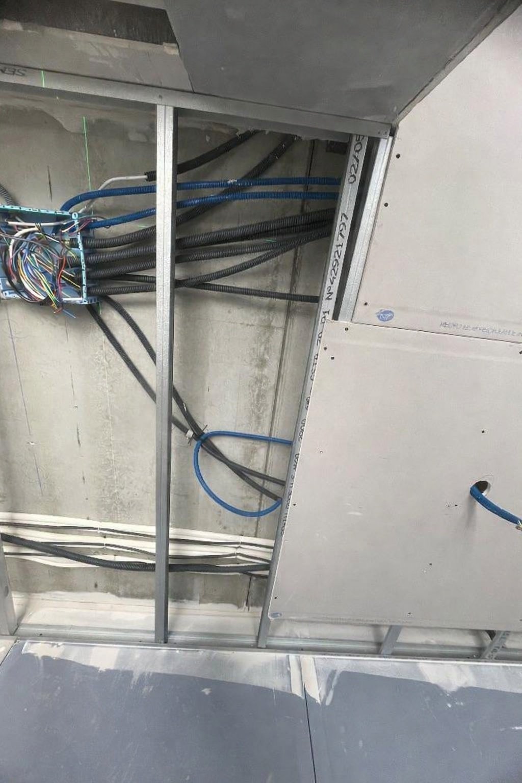 Installation neuve : cheminement et passage de gaines