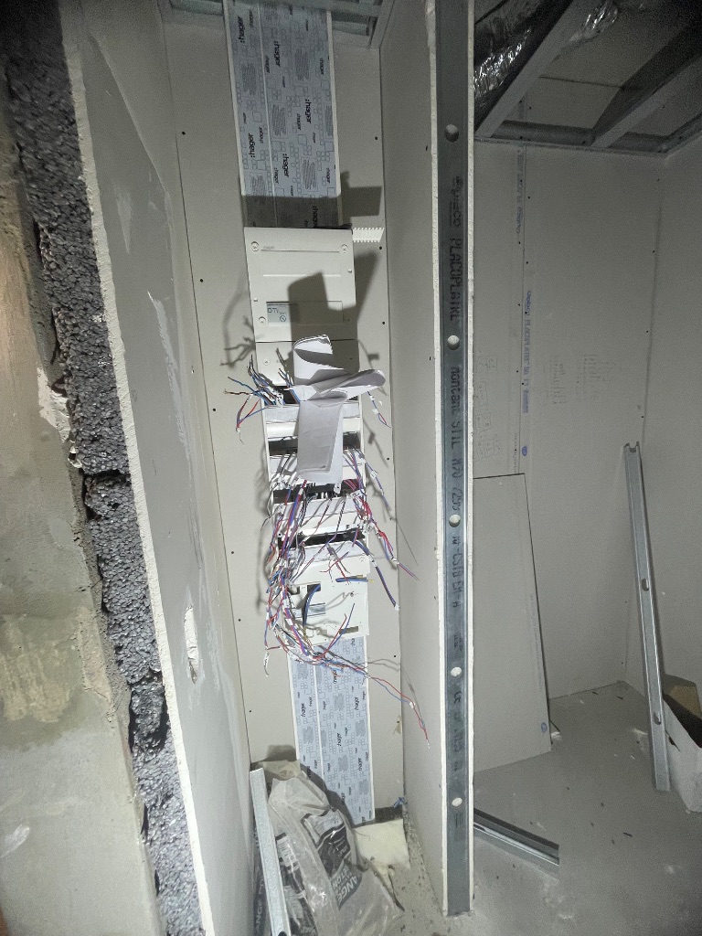 Installation neuve : passage des gaines et préparation des circuits