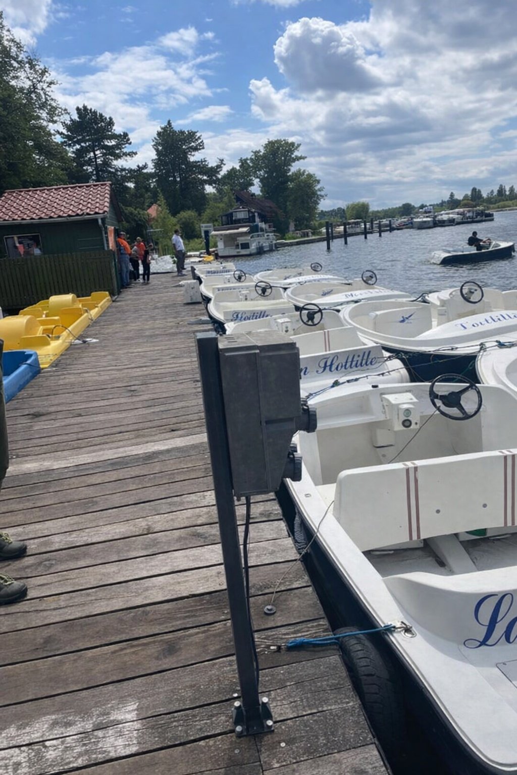 Tertiaire : bornes ajoutées pour recharger les bateaux électriques