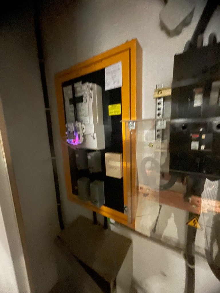 Tertiaire : armoire et sectionneur (avant/après)